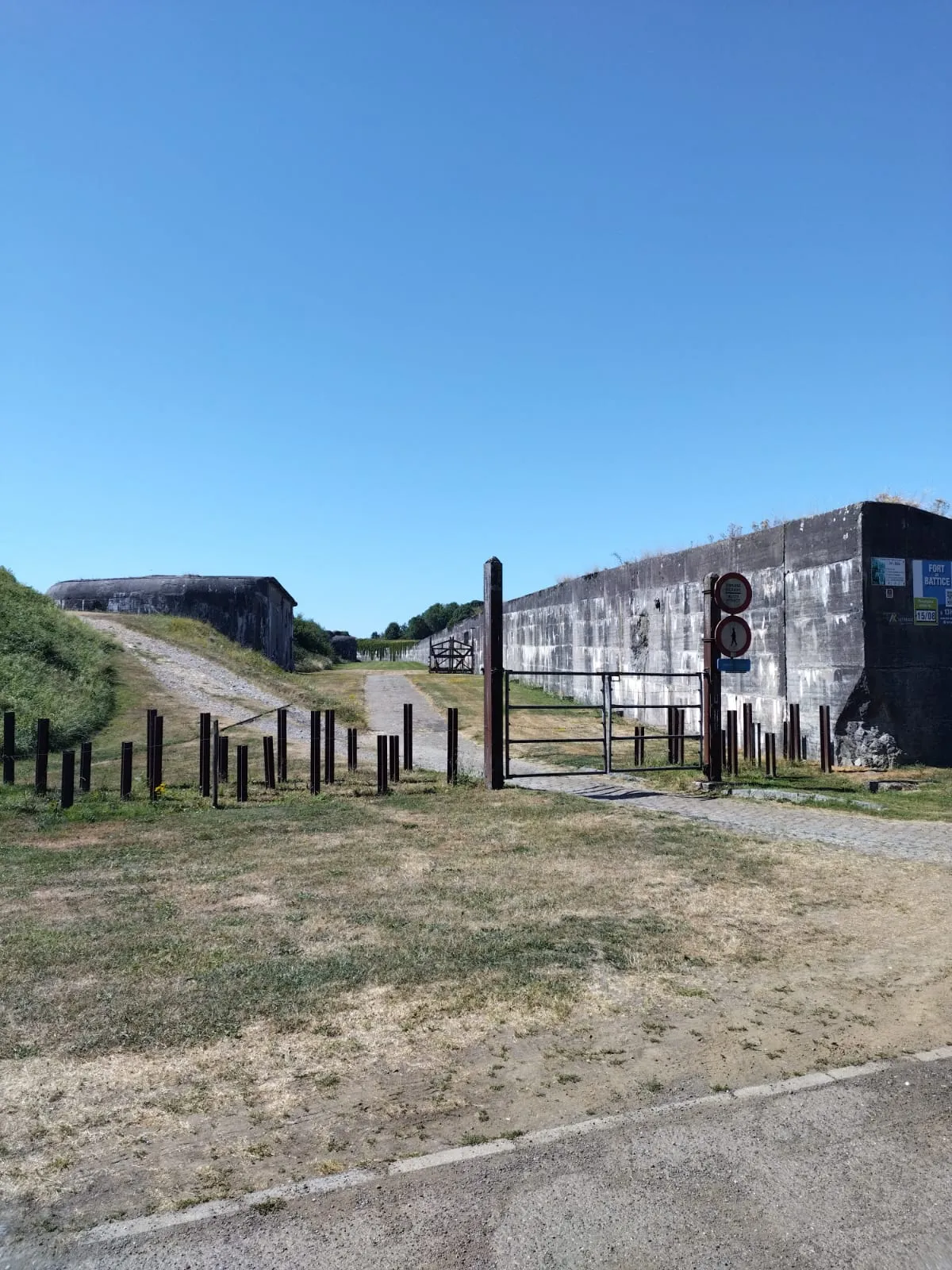 Les bâtiments et les clôtures de l’ancien fort aperçu sur le parcours