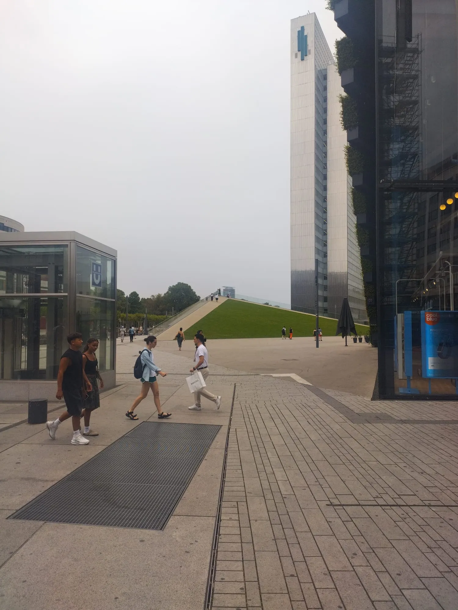 Une tour et une rampe végétalisée dans le centre moderne de Düsseldorf