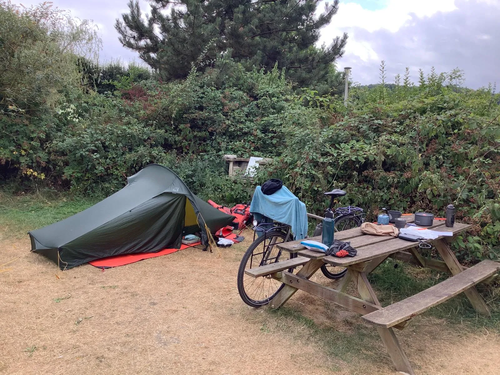 La tente, le vélo et les affaires de Jean-Pierre installés au camping