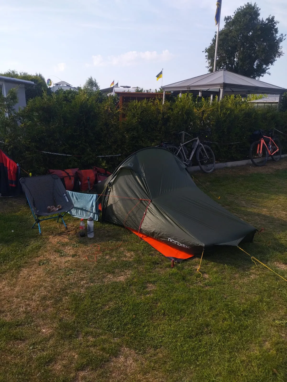 La tente de Jean-Pierre est installée sur un emplacement herbeux
