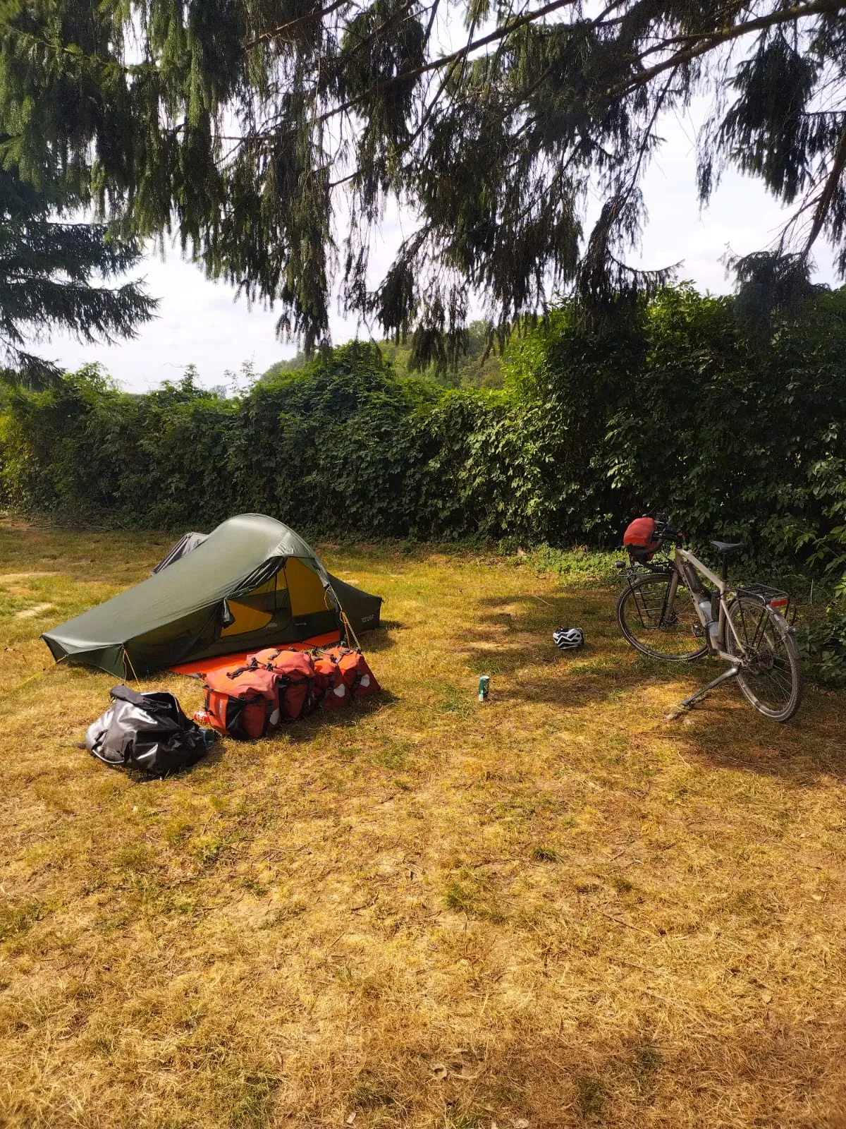 La tente et le vélo installés au camping de la Forestière