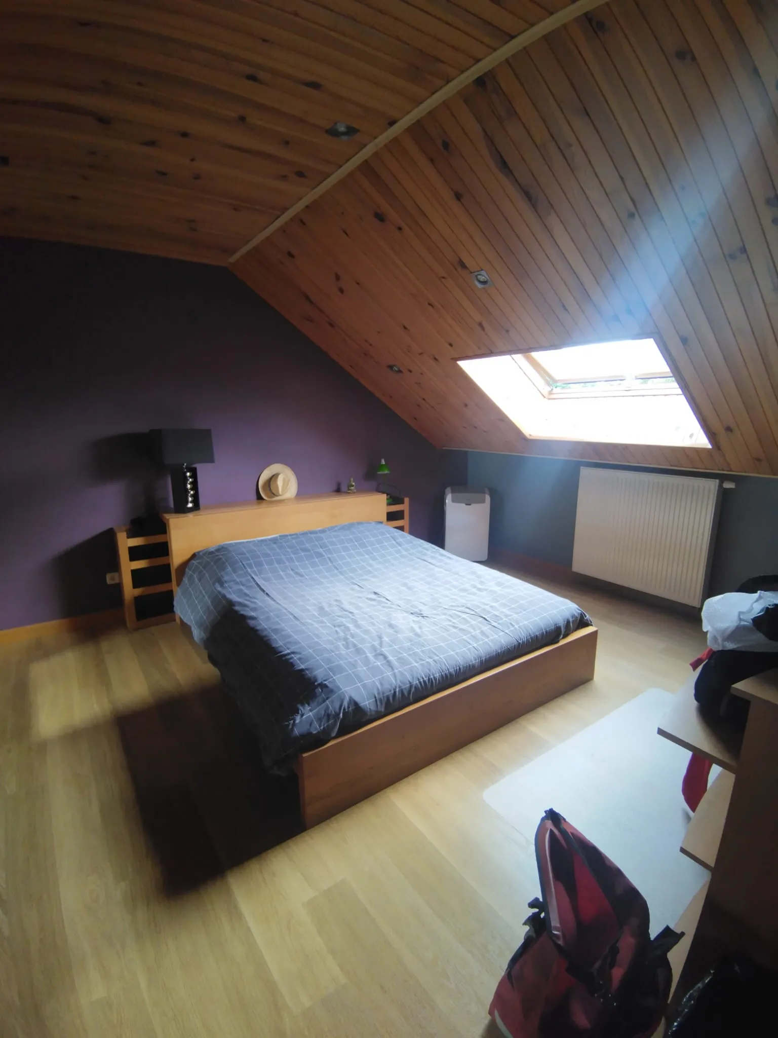 La chambre mansardée où Jean-Pierre passe deux nuits