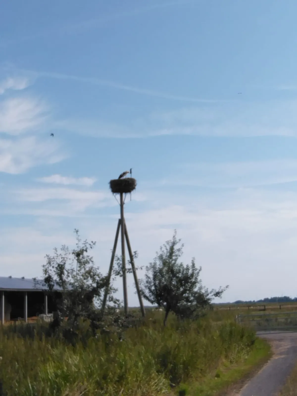 Un château d’eau se détache dans le paysage de campagne