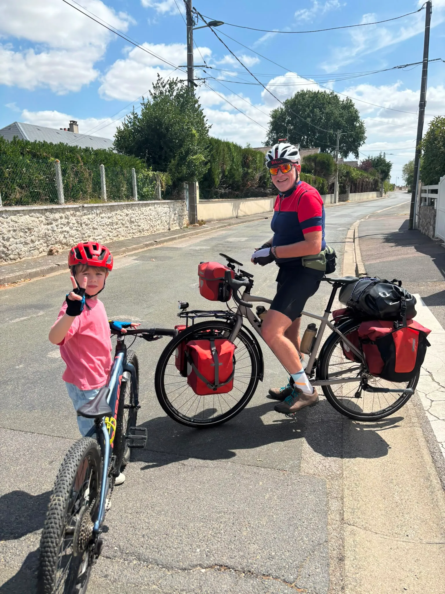 Jean-Pierre et Édouard à vélo avant le départ