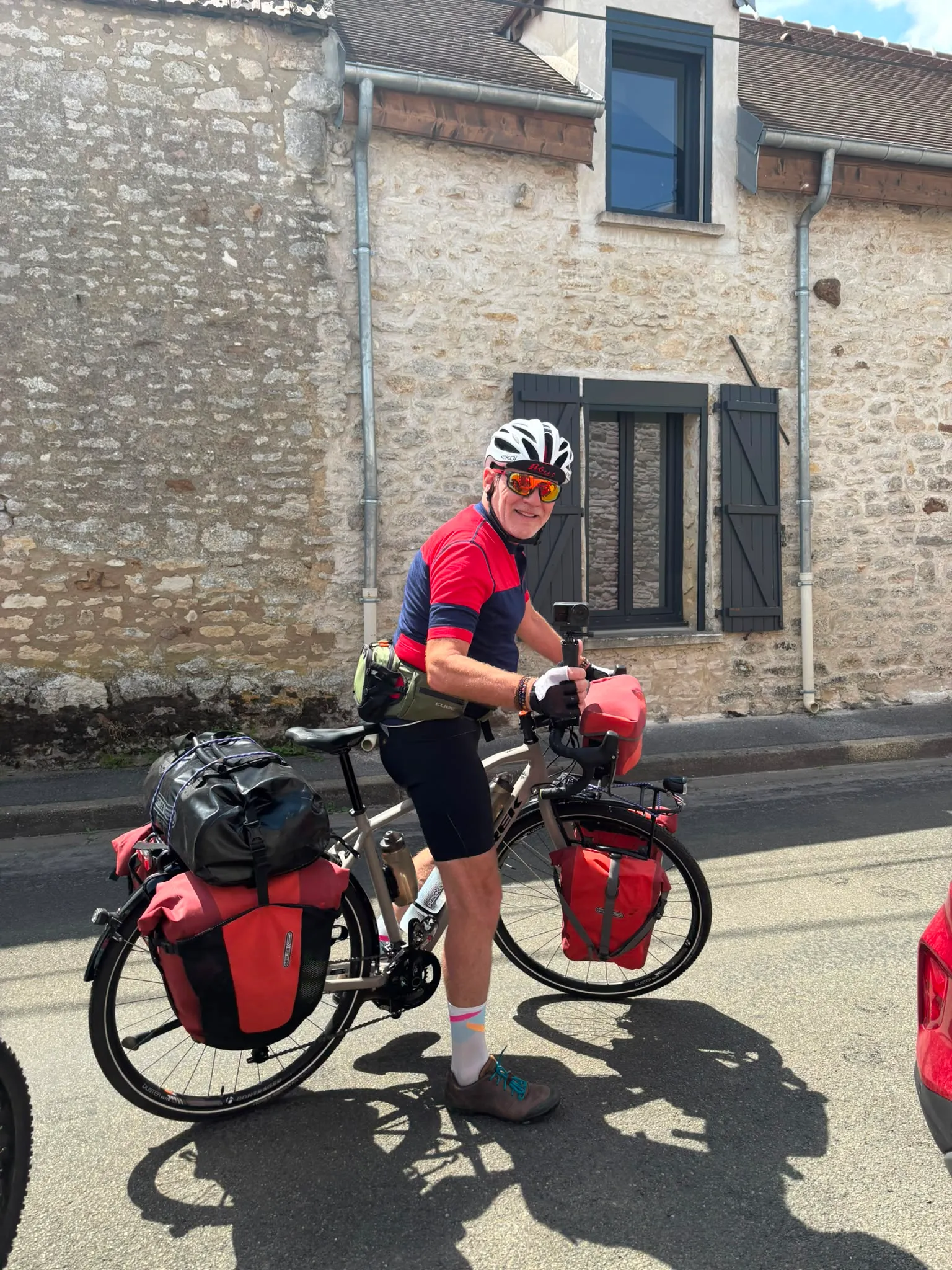 Jean-Pierre sur son vélo devant la maison familiale