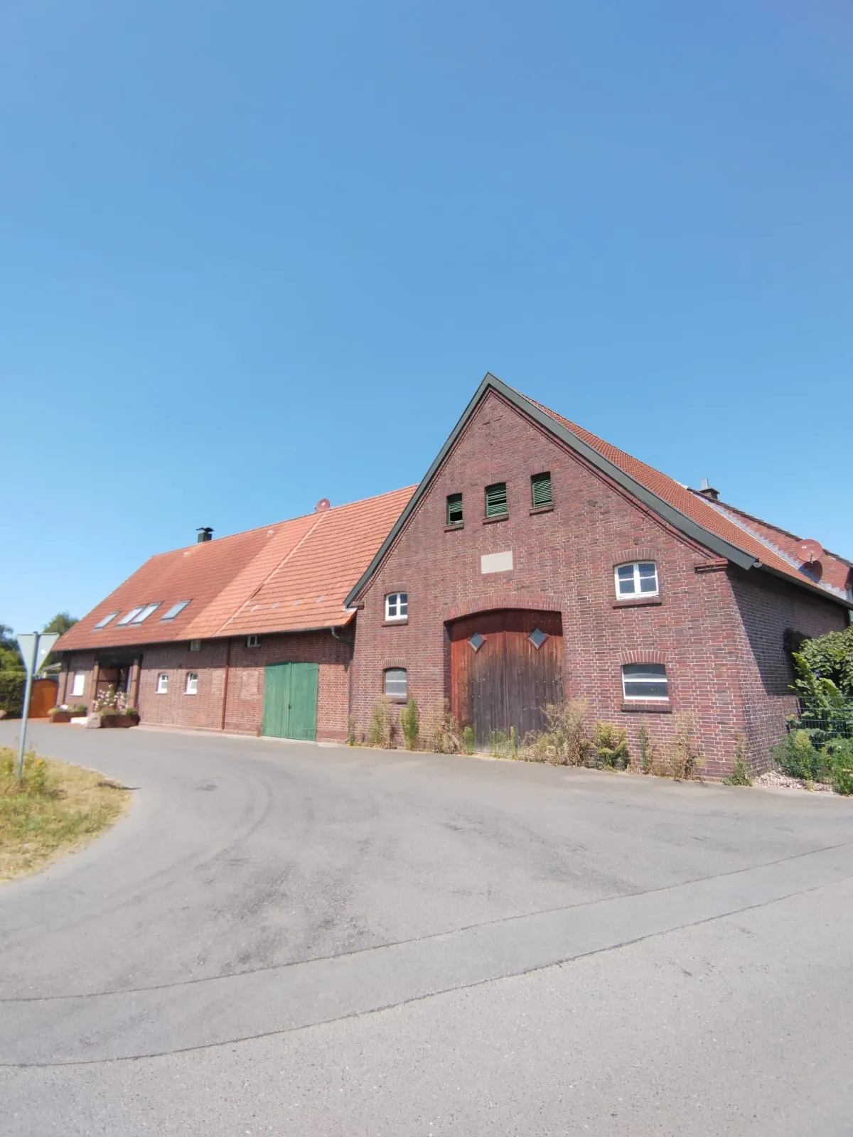Une ferme allemande en briques au bord d’une route
