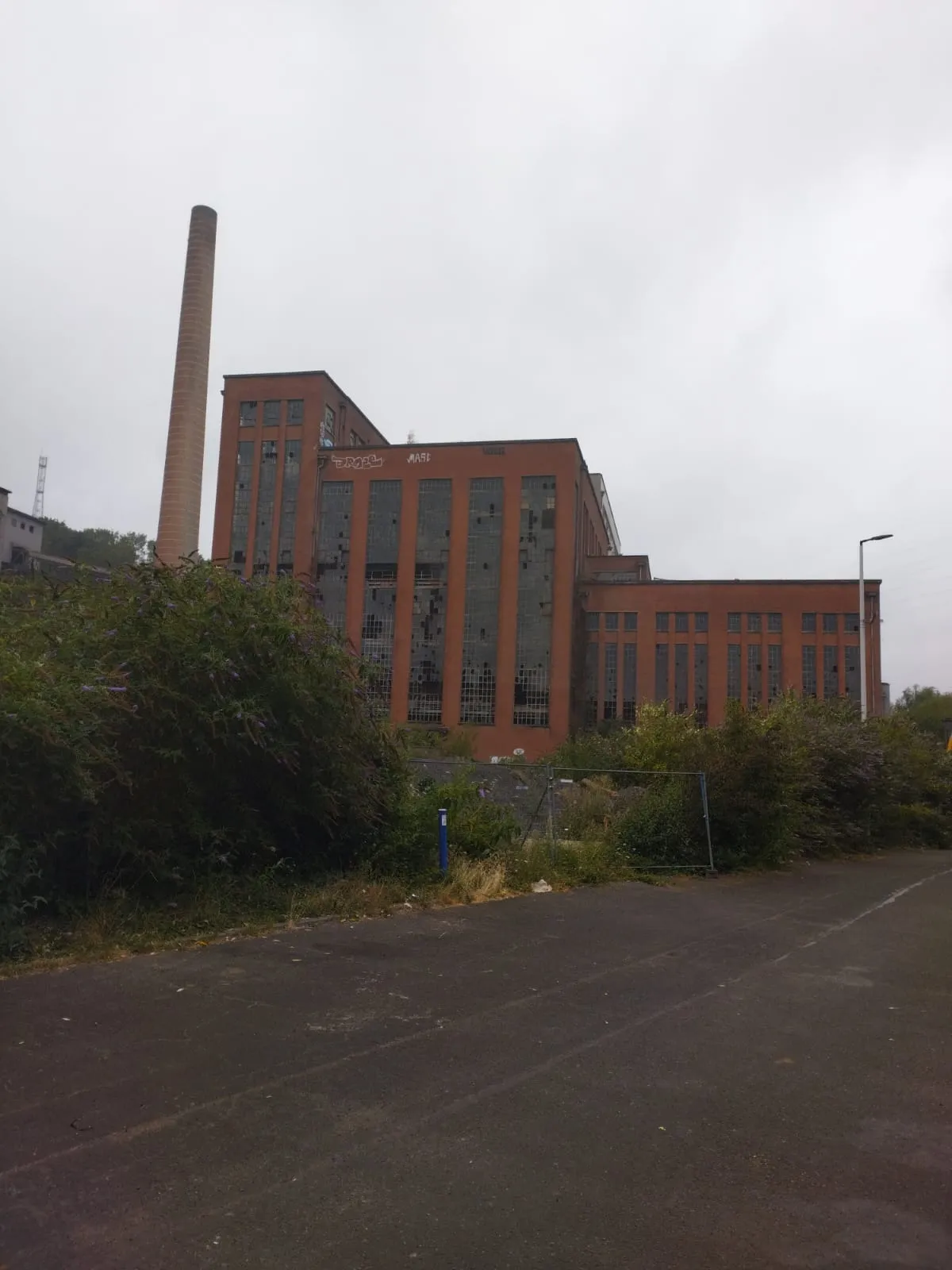 Un ancien bâtiment industriel en briques au bord de l’itinéraire