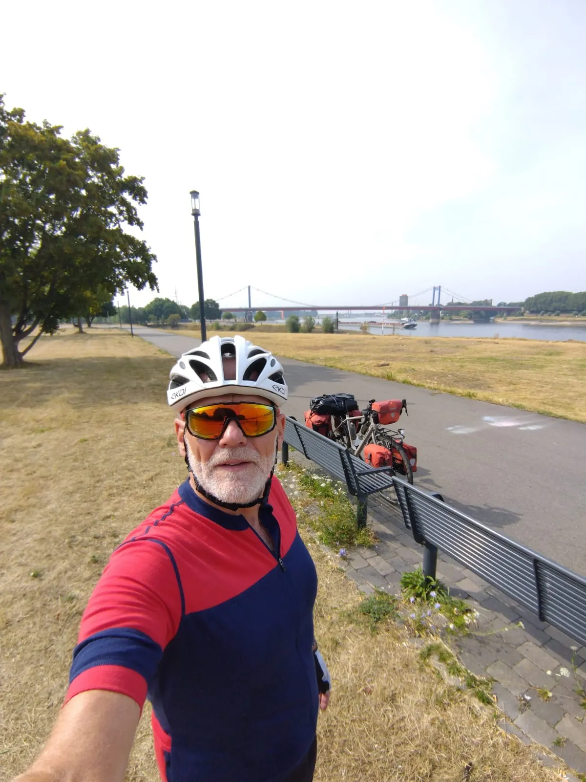 Jean-Pierre à vélo le long du Rhin