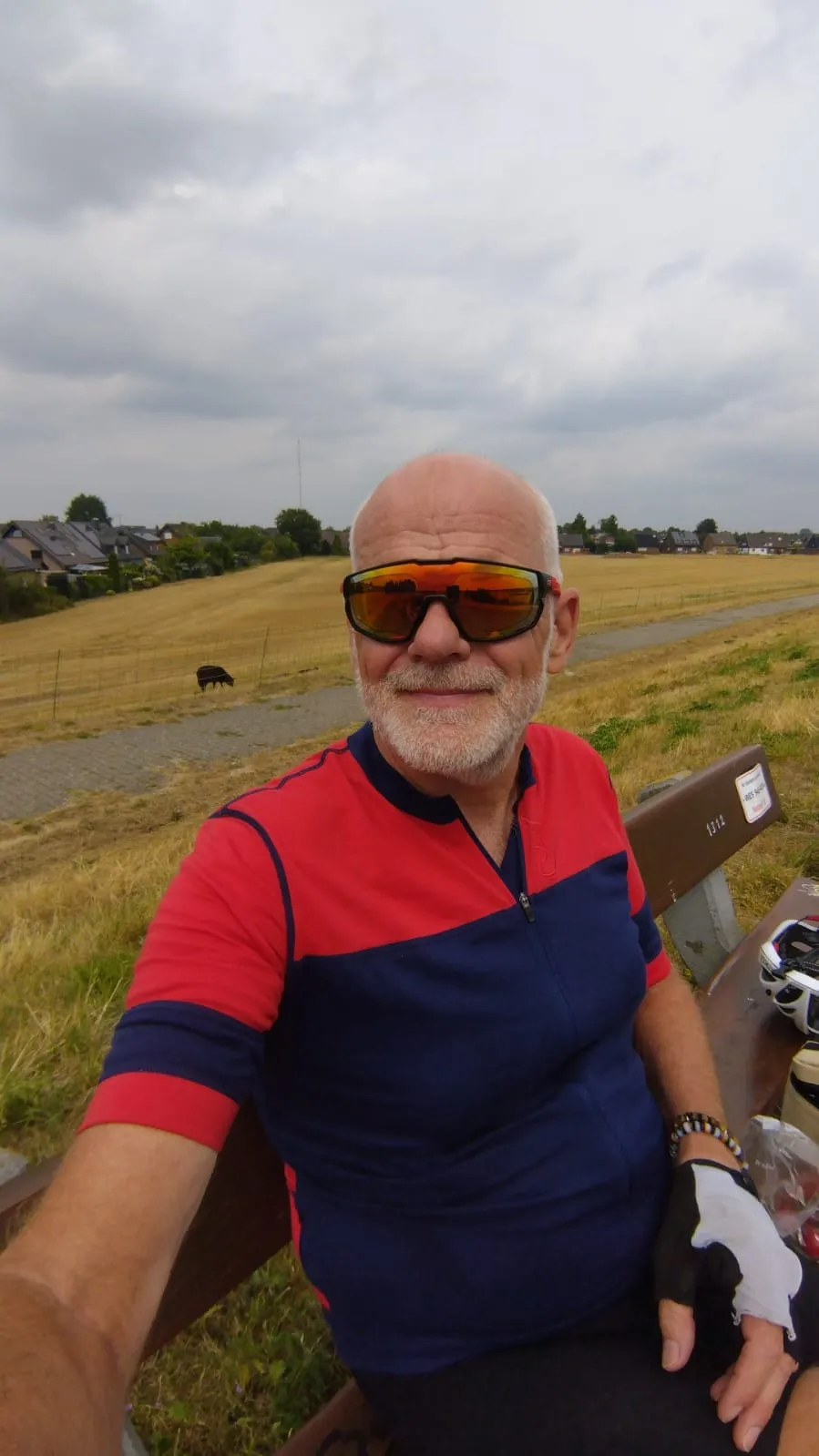 Jean-Pierre en pause dans un paysage de champs