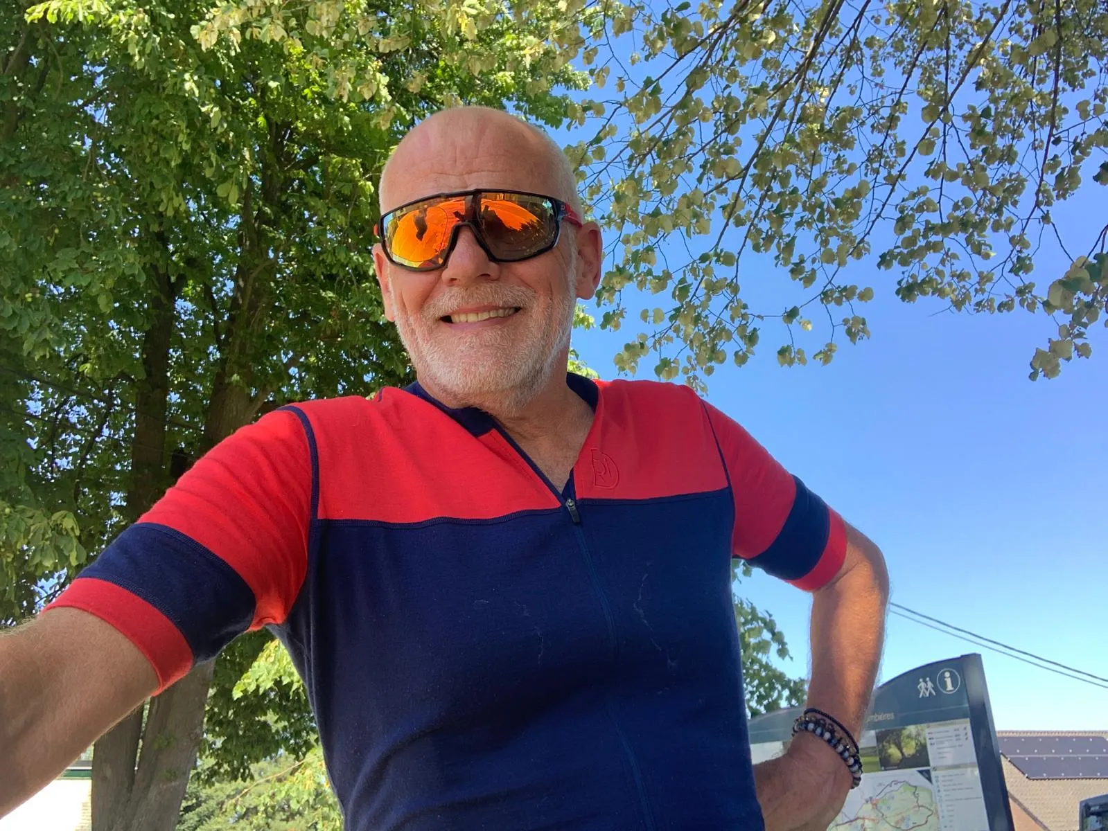 Jean-Pierre souriant pendant une pause sur la route
