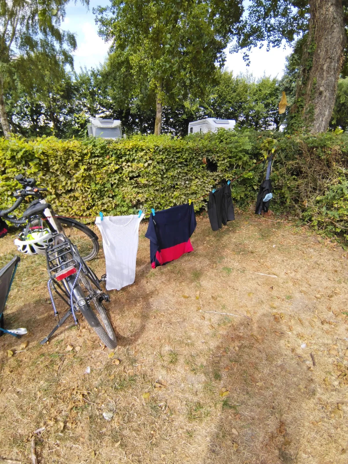 Le vélo et le linge mis à sécher sur l’emplacement de camping