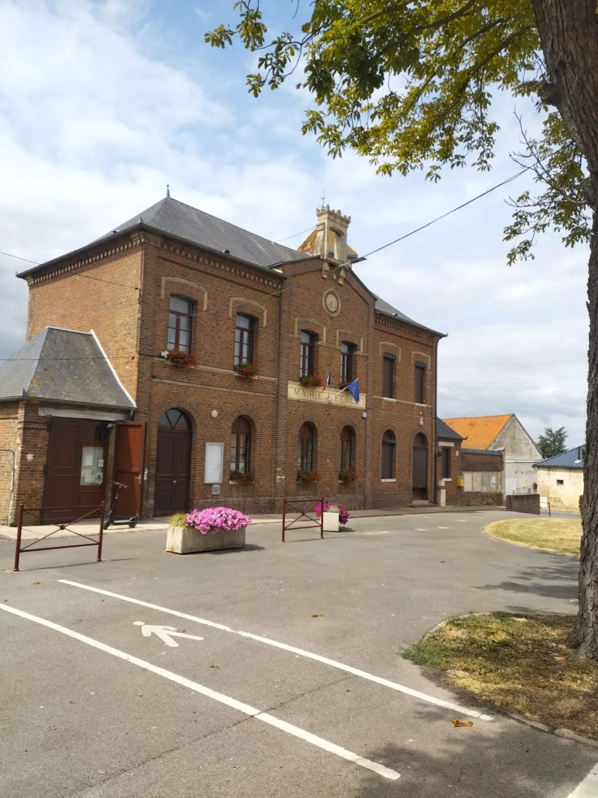 La mairie en briques d’un village picard