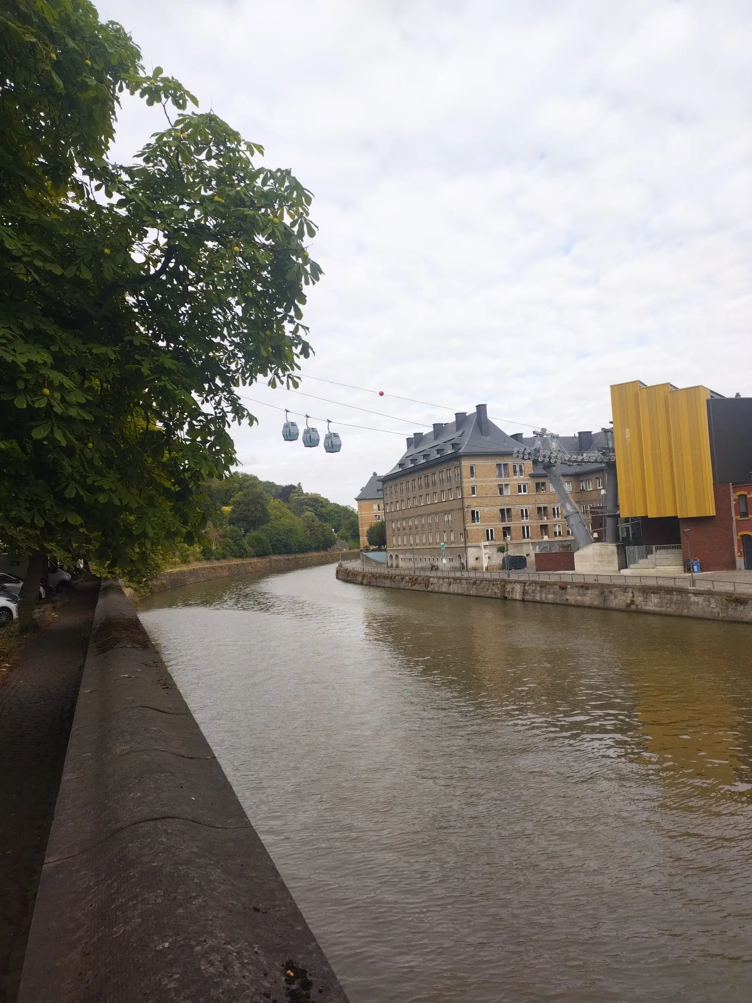 La Meuse à Namur sous un ciel nuageux