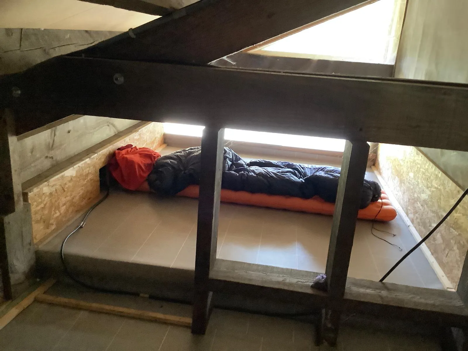 La petite mezzanine aménagée pour dormir dans l’ancienne écurie