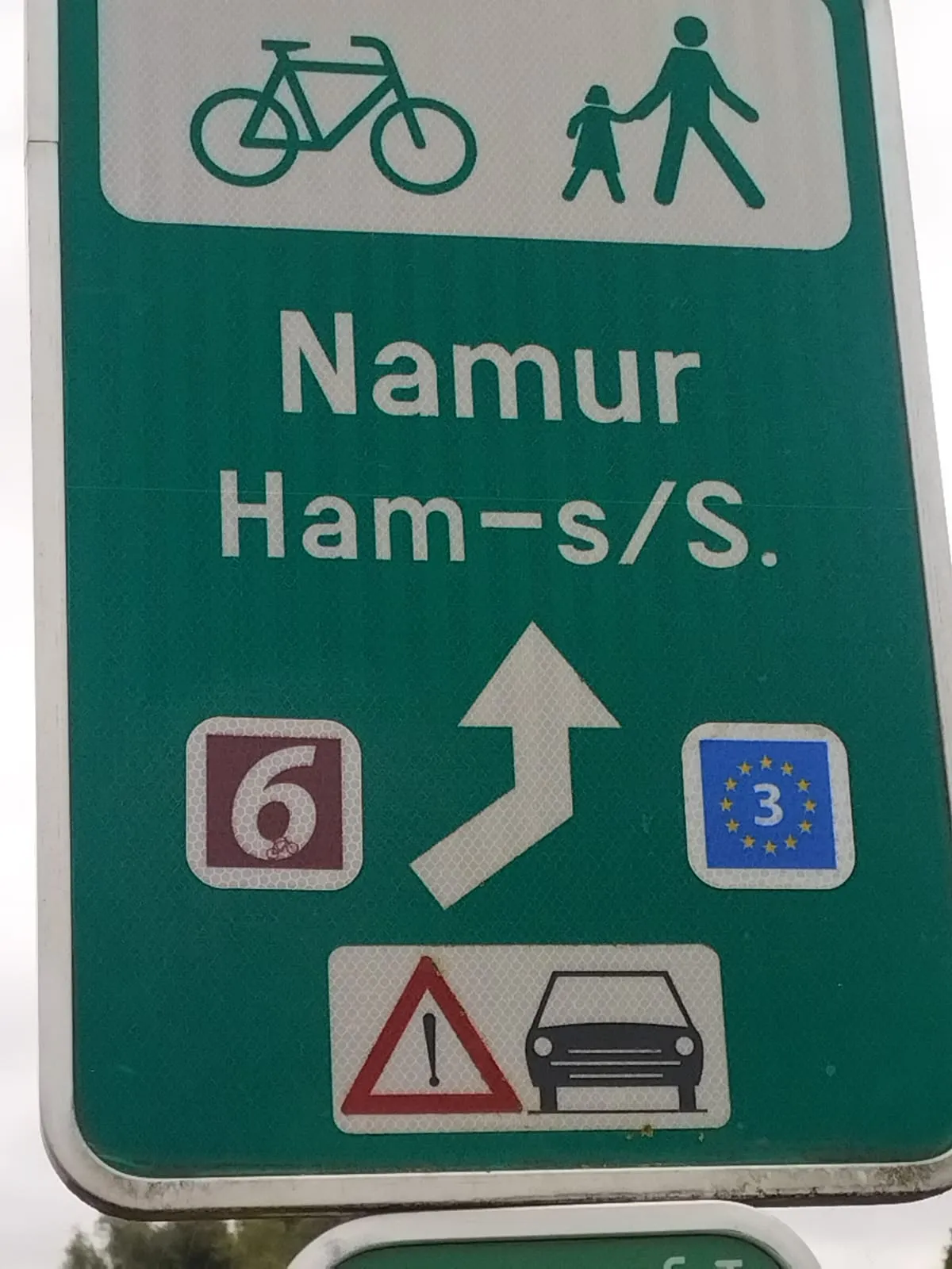 Un panneau cyclable indiquant Namur sur l’EuroVelo 3