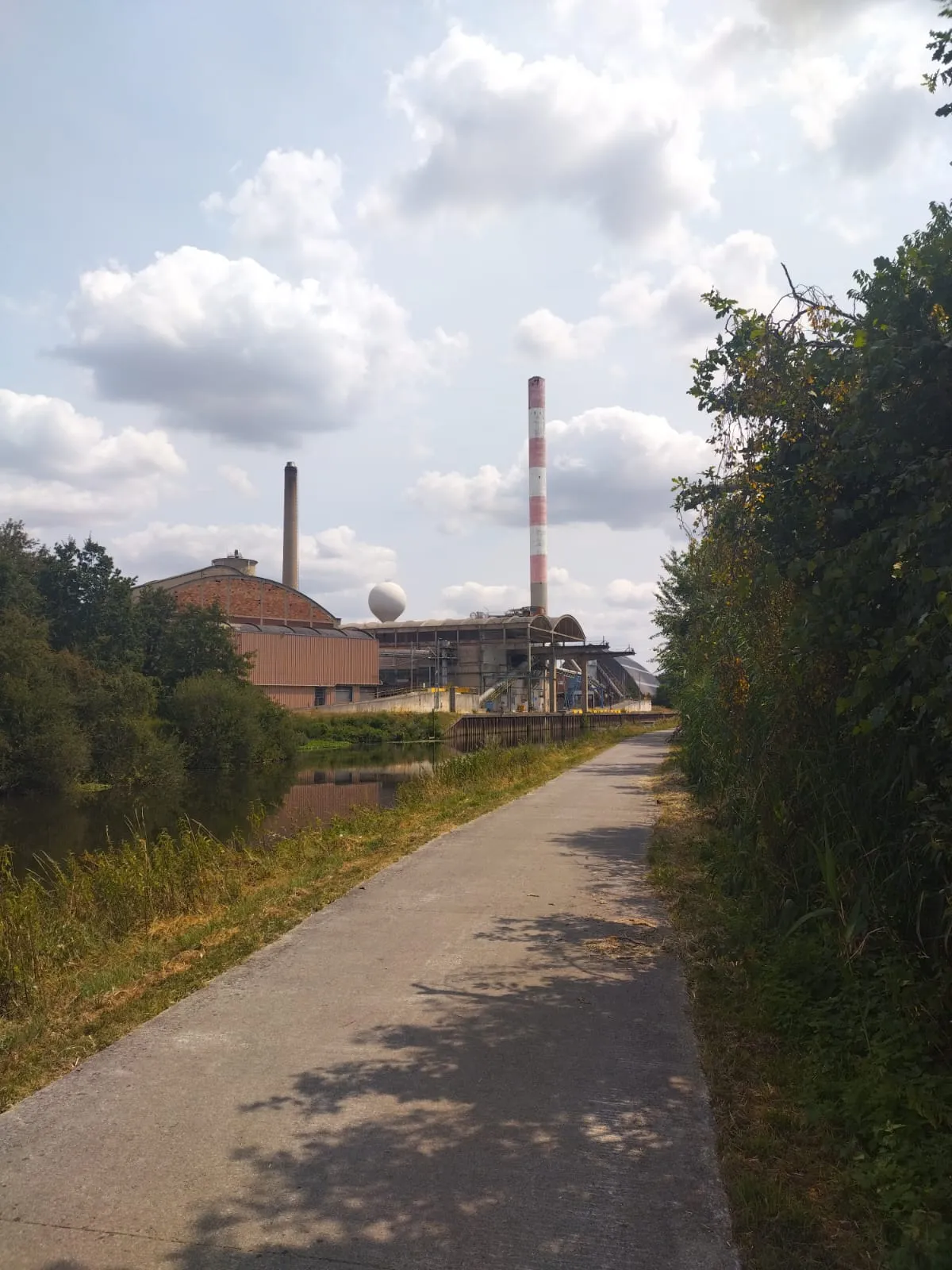 Une voie cyclable passant devant un ancien site industriel