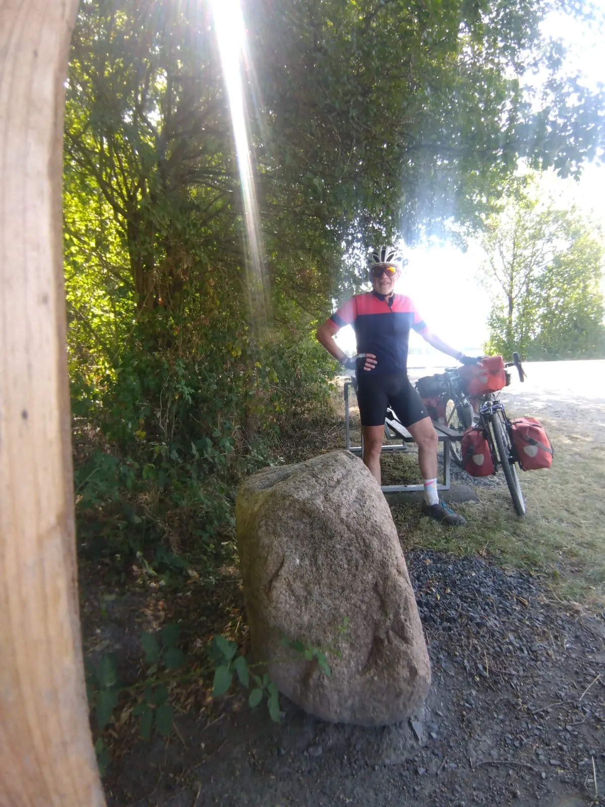 Jean-Pierre et son vélo chargé à l’ombre près d’un canal