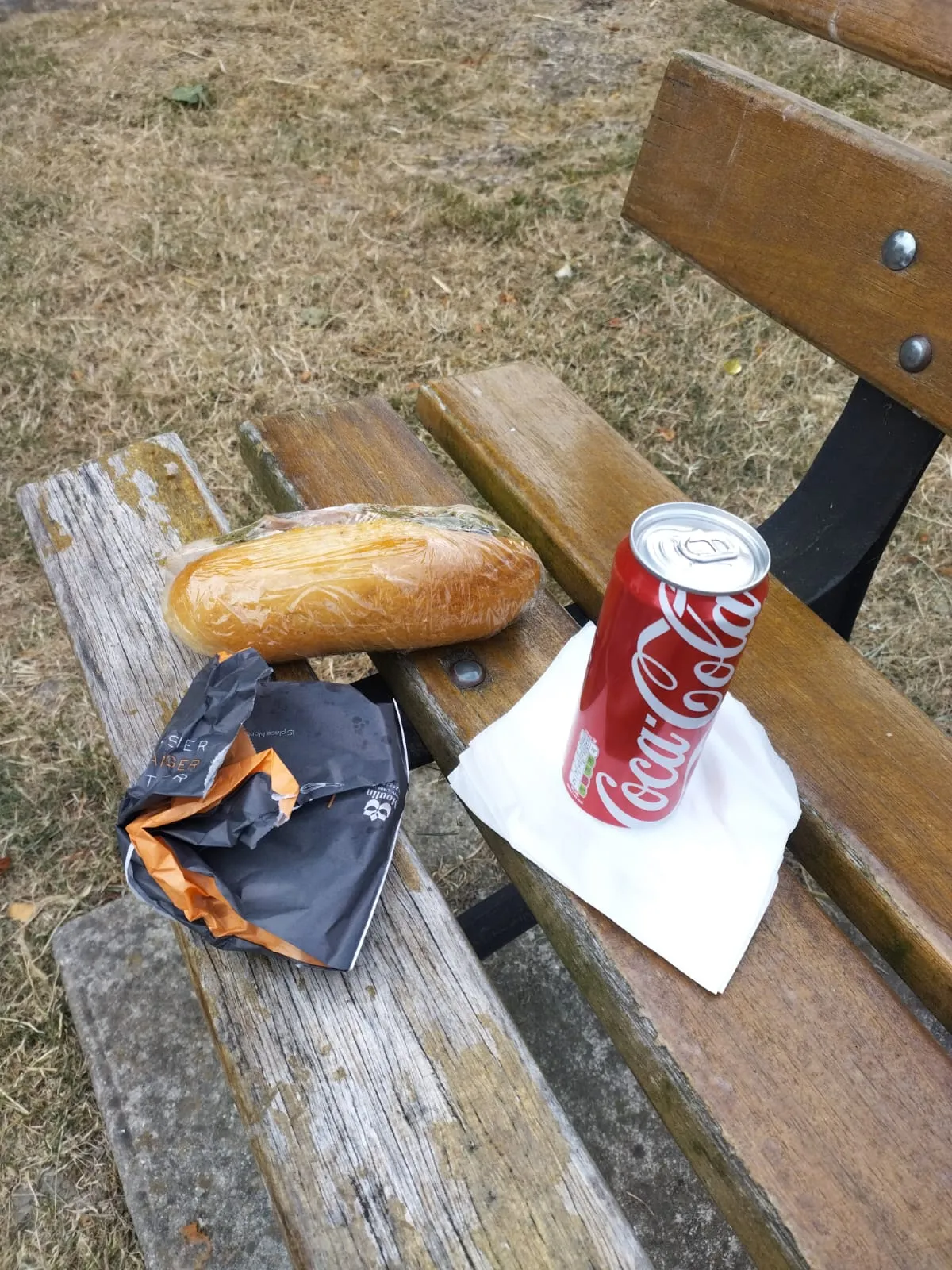 Le pique-nique installé sur un banc pendant l’étape