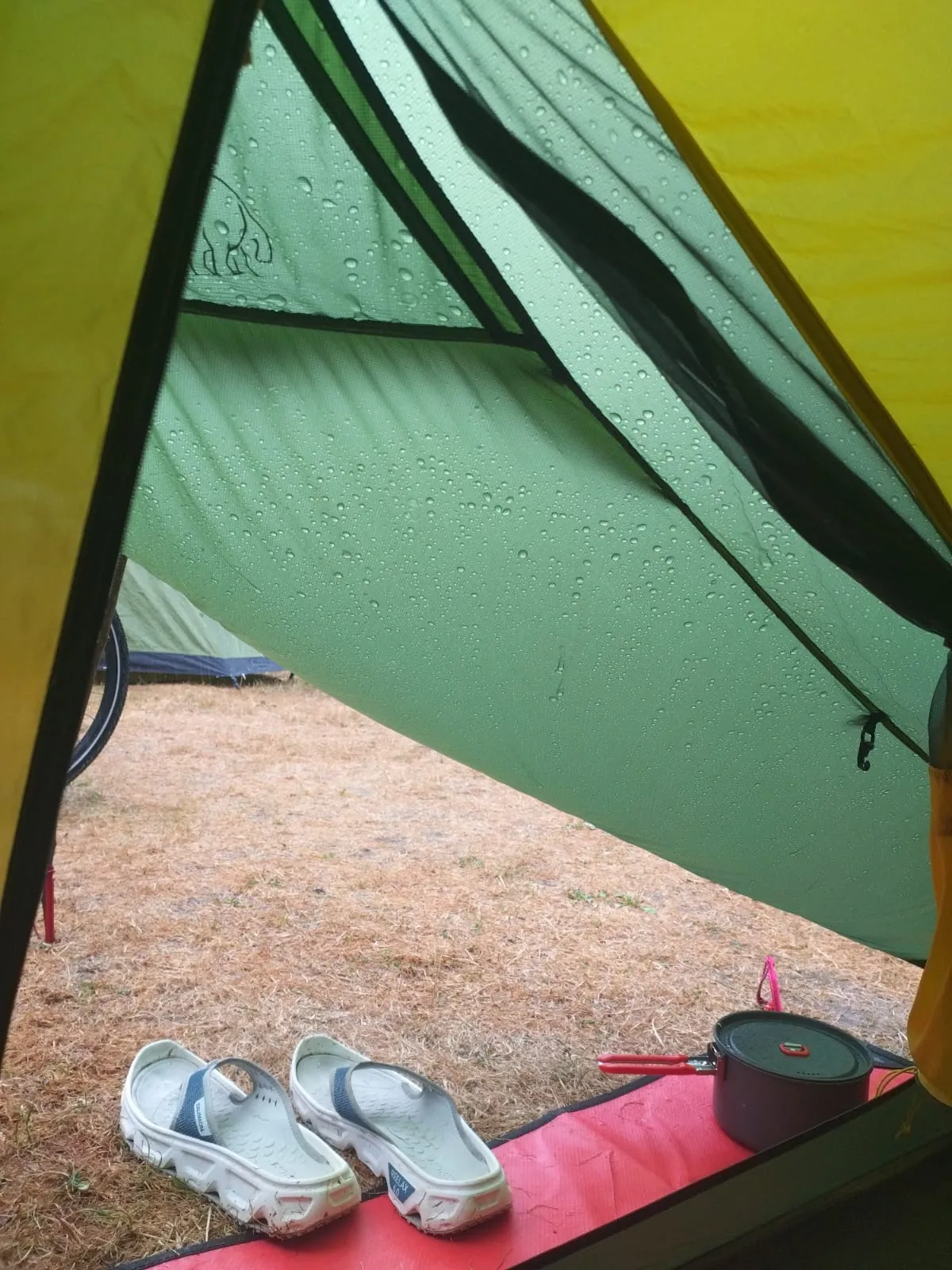 La pluie visible depuis l’intérieur de la tente
