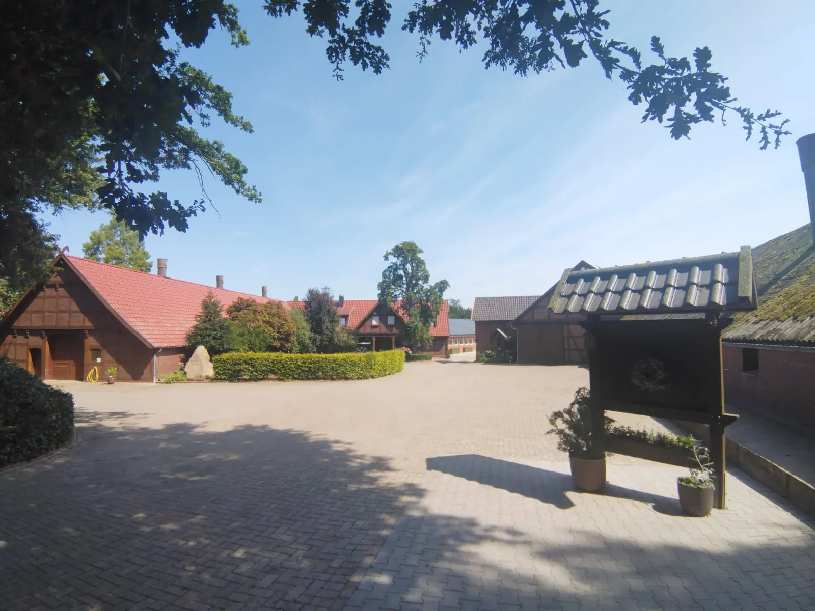 Une route traverse un village allemand bordé de maisons et de jardins