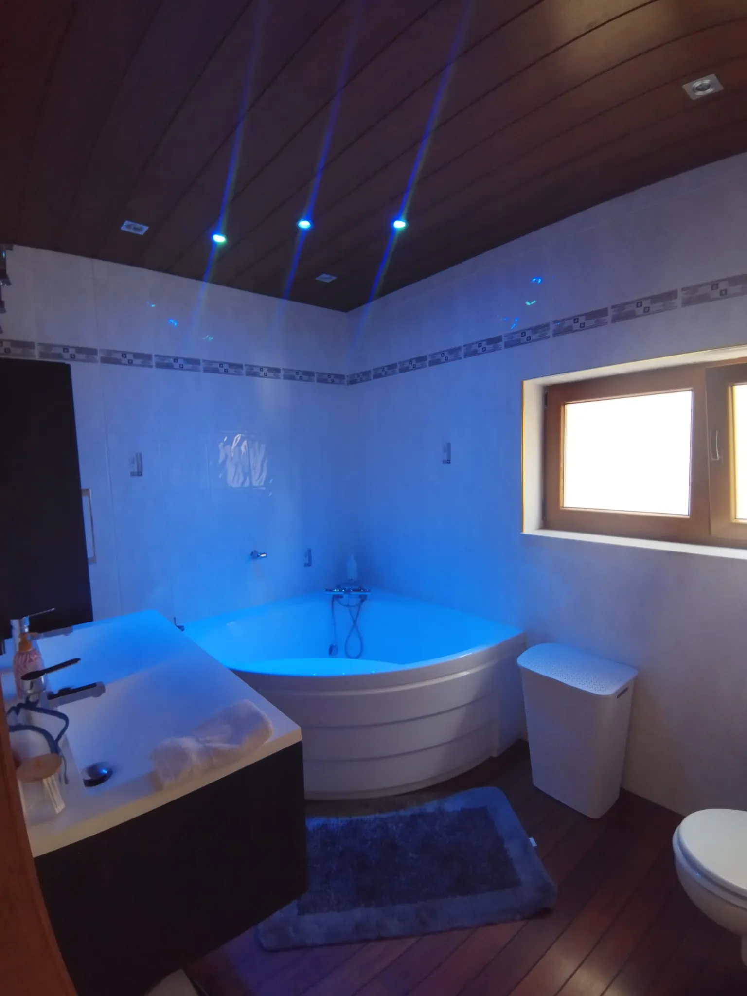 La salle de bain mansardée avec sa baignoire