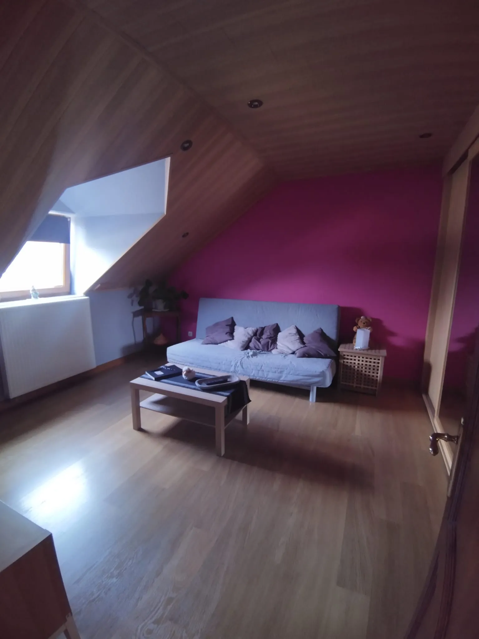 Le salon mansardé mis à disposition dans la chambre d’hôtes