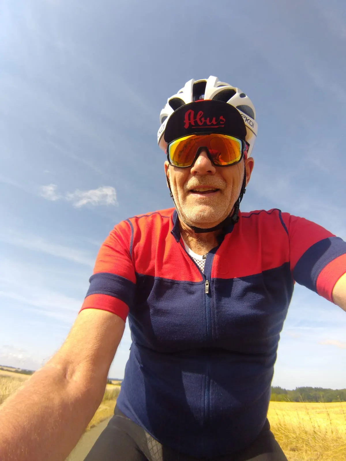 Jean-Pierre à vélo sous le ciel bleu de Picardie