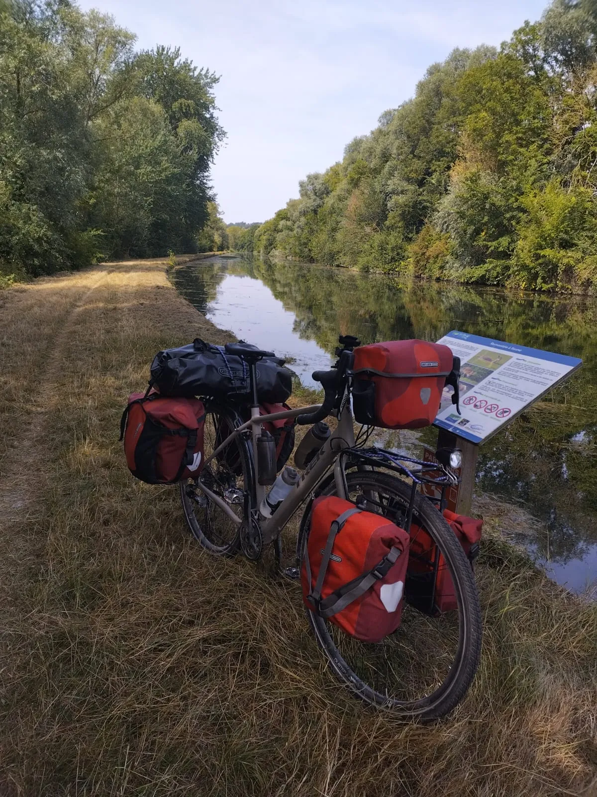 Le vélo chargé sur le chemin de halage au bord de l’Escaut