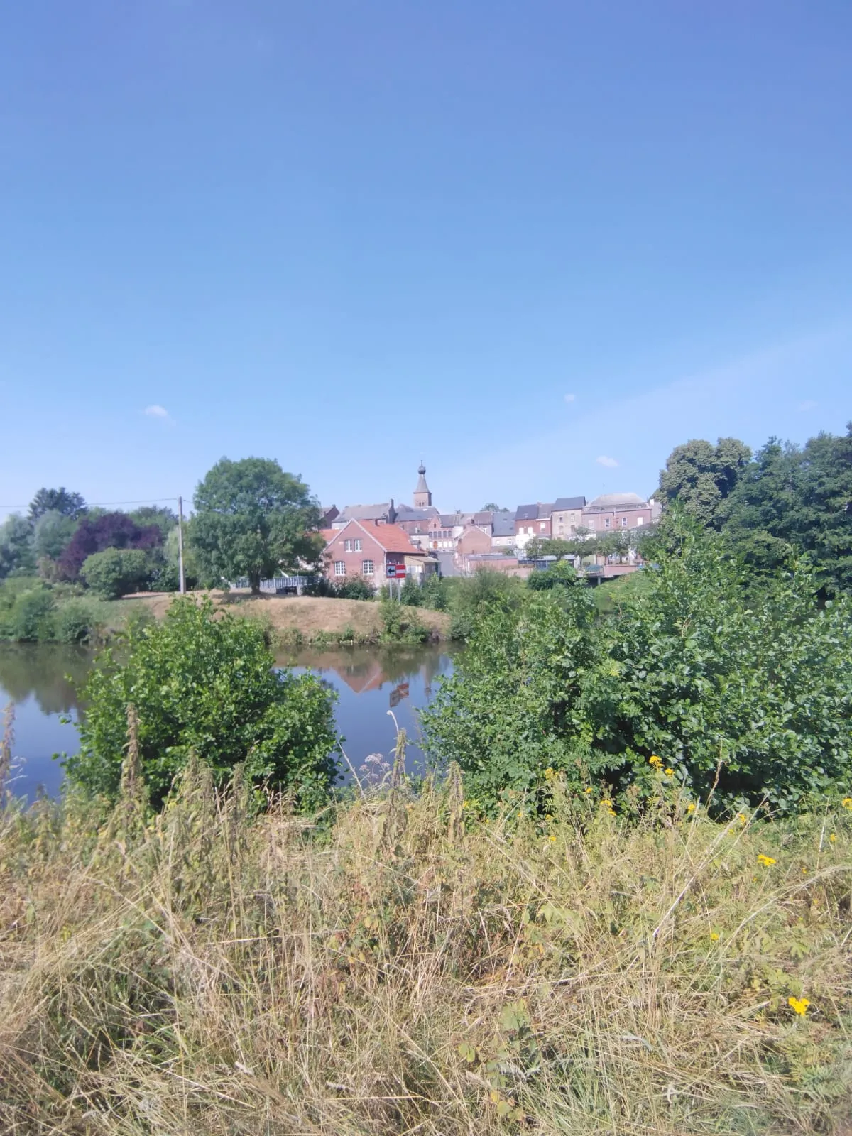 Des maisons aperçues de l’autre côté de la rivière